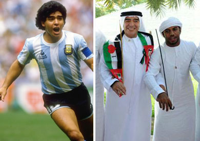 على اليمين مارادونا يرقص بالزي الخليجي «أ.ف.ب»